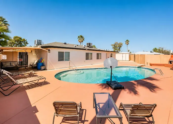 Habitación en casa particular Malibu With Pool For Students & Young Professionals! *