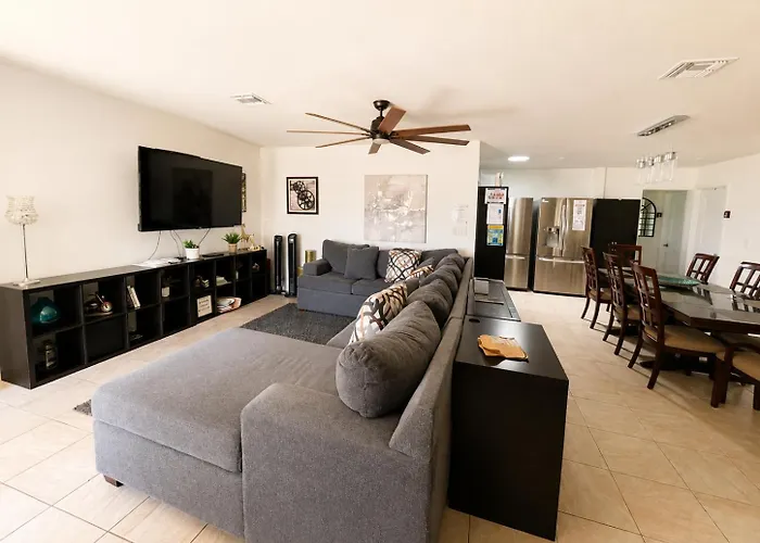 Habitación en casa particular Malibu With Pool For Students & Young Professionals! *