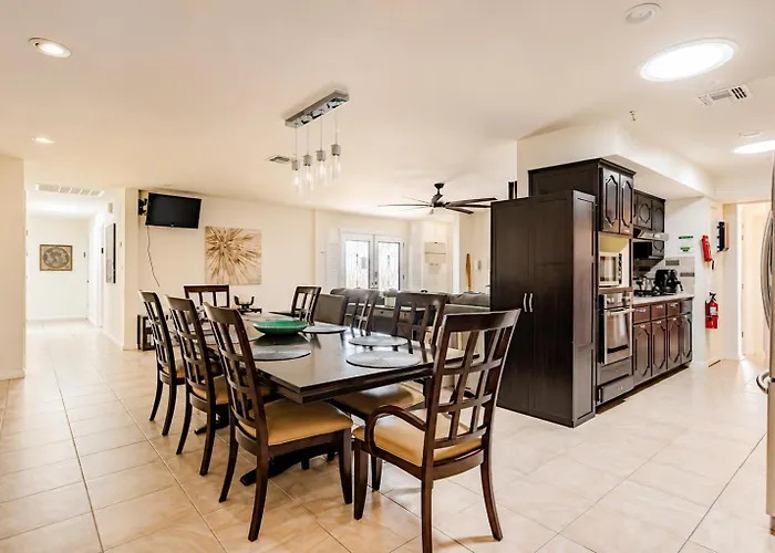Malibu With Pool For Students & Young Professionals!