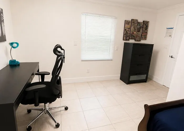 Malibu With Pool For Students & Young Professionals! Habitación en casa particular *