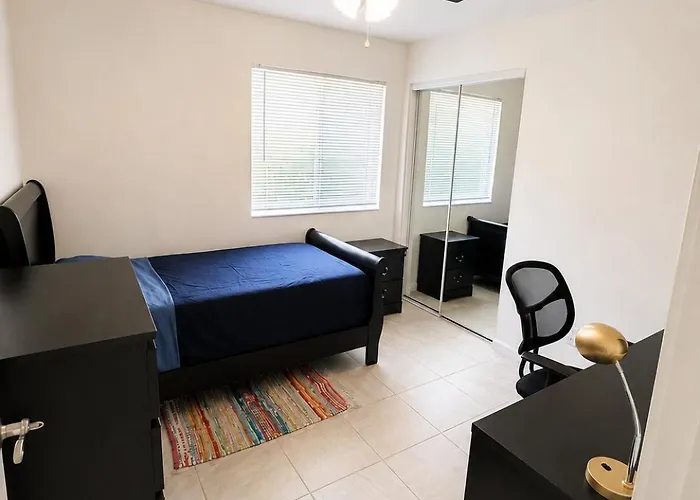 Malibu With Pool For Students & Young Professionals! Habitación en casa particular