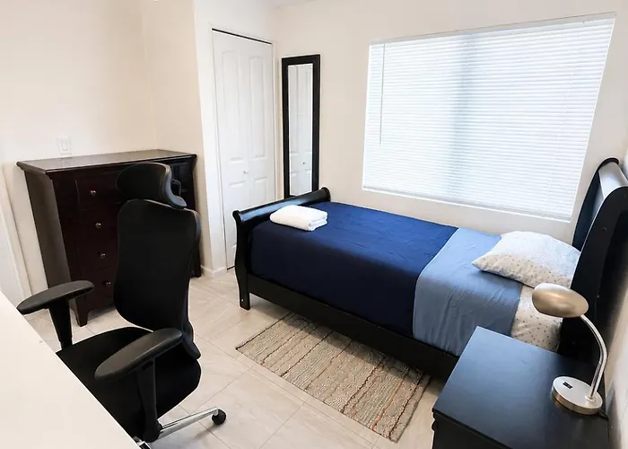 Habitación en casa particular Malibu With Pool For Students & Young Professionals!