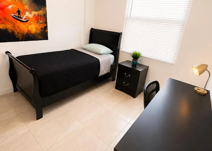 Malibu With Pool For Students & Young Professionals! Habitación en casa particular